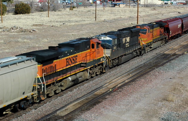 BNSF/NS/BNSF Mid-train.JPG