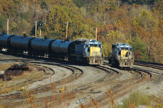 Sister SD40-2 CSX2433 and CSX2432.JPG