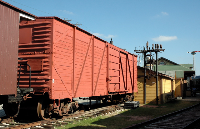 Outside braced boxcar.JPG