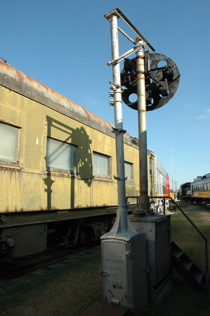 Pullman and signal.JPG