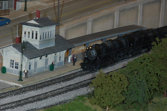 B&O pulls into the station.JPG