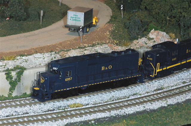 Baltimore & Ohio 6957 rounds the curve.JPG